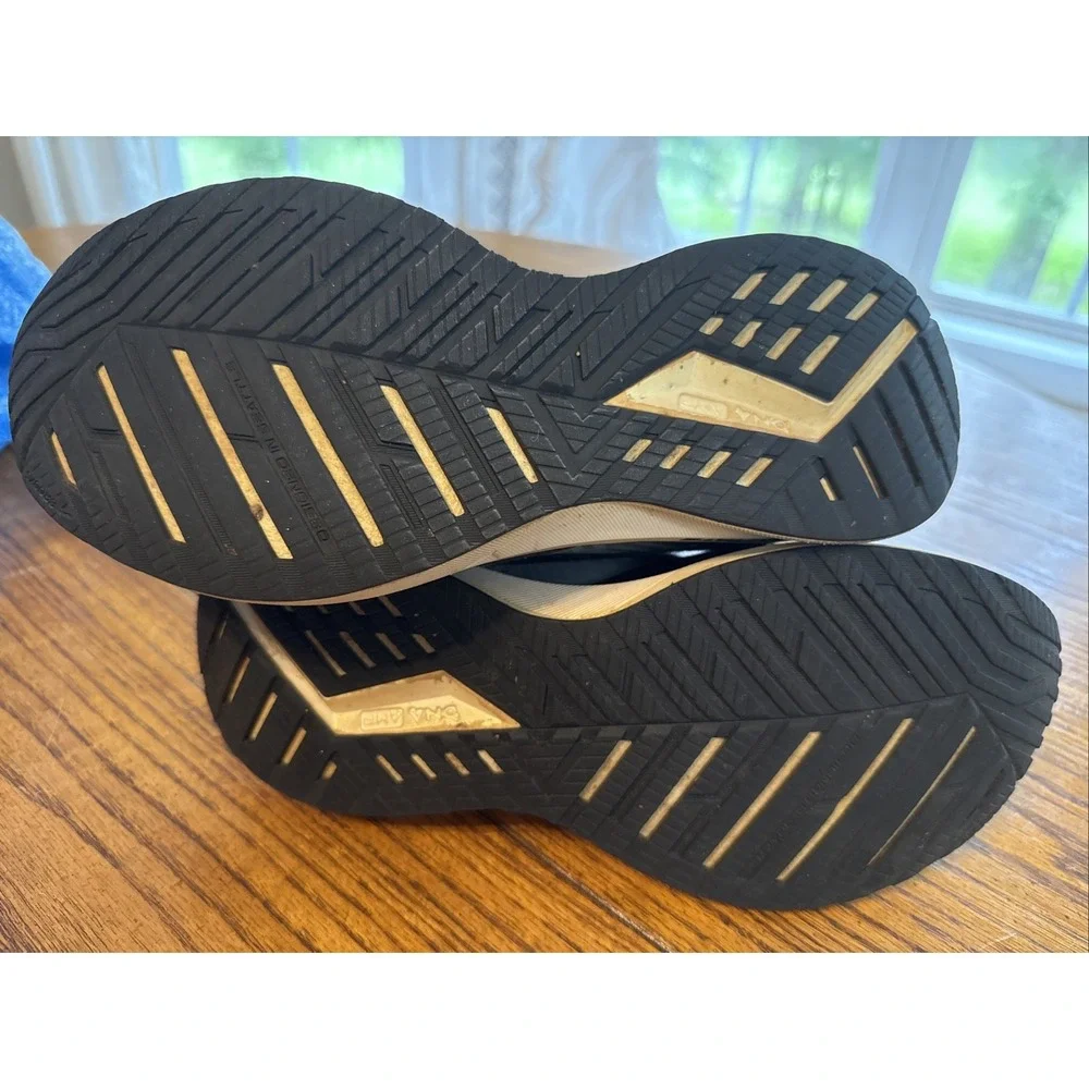 Brooks levitate women